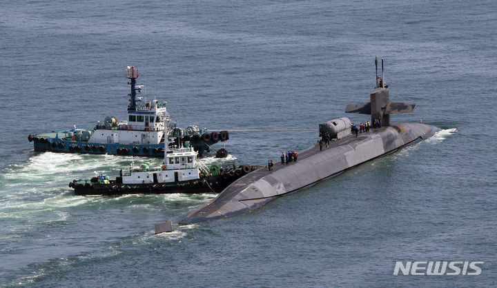 【부산=뉴시스】 하경민 기자 = 세계에서 가장 큰 잠수함 중 하나인 미국 해군 핵추진 순항유도탄 잠수함인 '미시간함'(SSGN-727·1만8000t급)이 22일 오후 부산 남구 해군작전사령부 부산작전기지에 출항하고 있다. 오하이오급 잠수함인 미시간함은 길이 170.6m, 폭 12.8m 크기이며, 사정거리 2500km에 달하는 150여발의 토마호크 미사일로 무장할 수 있다. 2023.06.22. yulnetphoto@newsis.com