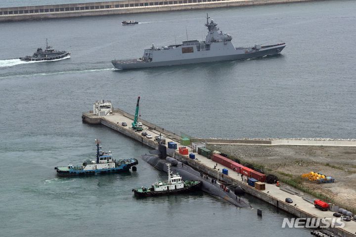 【부산=뉴시스】 하경민 기자 = 세계에서 가장 큰 잠수함 중 하나인 미국 해군 핵추진 순항유도탄 잠수함인 '미시간함'(SSGN-727·1만8000t급)이 22일 오후 부산 남구 해군작전사령부 부산작전기지에 출항 준비를 하고 있다. 오하이오급 잠수함인 미시간함은 길이 170.6m, 폭 12.8m 크기이며, 사정거리 2500km에 달하는 150여발의 토마호크 미사일로 무장할 수 있다. 2023.06.22. yulnetphoto@newsis.com