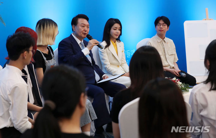 [하노이=뉴시스] 홍효식 기자 = 윤석열 대통령이 22일(현지시간) 하노이 국가대학에서 열린 베트남 한국어 학습자와의 대화에서 격려사하고 있다. 2023.06.22. yesphoto@newsis.com