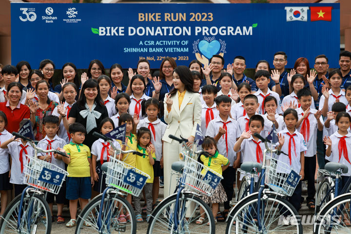 [하노이=뉴시스] 전신 기자 = 윤석열 대통령 부인 김건희 여사가 22일(현지시간) 하노이 SOS 어린이마을 학교에서 열린 '바이크 런(Bike Run)' 자전거 기부 행사에 참석해 기념촬영하고 있다. (공동취재) 2023.06.22. photo1006@newsis.com