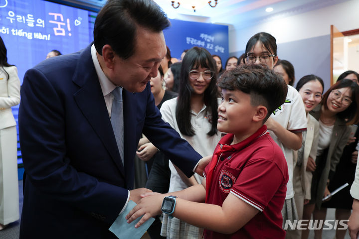 [하노이=뉴시스] 홍효식 기자 = 윤석열 대통령이 22일(현지시간) 하노이 국가대학에서 열린 베트남 한국어 학습자와의 대화에서 참석자들과 인사하고 있다. (공동취재) 2023.06.22. yesphoto@newsis.com