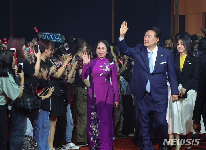 [하노이=뉴시스] 전신 기자 = 윤석열 대통령과 부인 김건희 여사가 22일 하노이 국가컨벤션센터에서 열린 한-베트남 문화교류의 밤 행사에 참석하고 있다. 왼쪽은 보 티 안 쑤언 베트남 국가부주석. 2023.06.22. photo1006@newsis.com