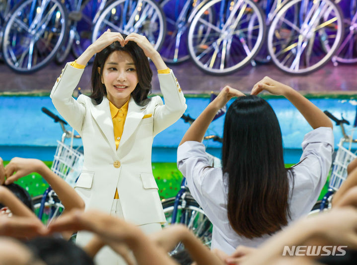 [하노이=뉴시스] 전신 기자 = 윤석열 대통령 부인 김건희 여사가 22일(현지시간) 하노이 SOS 어린이마을 학교에서 열린 '바이크 런(Bike Run)' 자전거 기부 행사에 참석해 축사한 뒤 두 팔로 하트 모양을 만들어 보이고 있다. (공동취재) 2023.06.22. photo1006@newsis.com