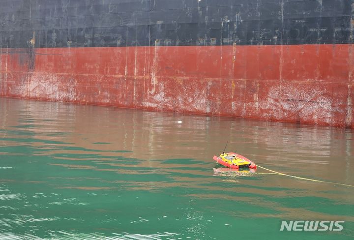 [서울=뉴시스] 수중드론은 1회 운영 시 1시간 이상, 넓은 범위에서 해양침적폐기물을 정확하게 파악했다. 사진 해수부