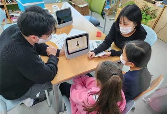 [서울=뉴시스] 과학기술정보통신부는 사회관계장관회의에서 디지털 기반 자립준비청년 지원방안을 발표했다고 23일 밝혔다. 사진은 아동복지시설 아동에게 인공지능(AI) 기반 교육을 제공하는 모습 (사진=과학기술정보통신부 제공) *재판매 및 DB 금지