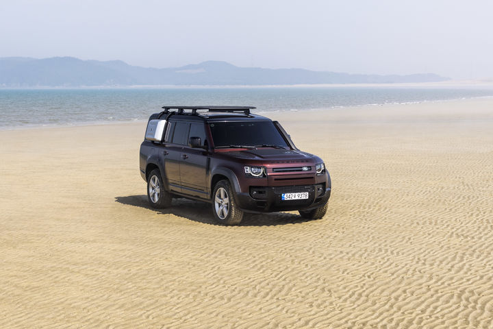 [서울=뉴시스] 랜드로버의 오프로더 대명사 '올 뉴 디펜더 130' 모델. (사진=랜드로버 제공) 2023.06.23 photo@newsis.com *재판매 및 DB 금지