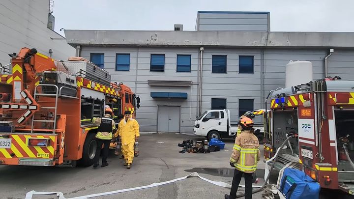 [화성=뉴시스] 양효원 기자 = 지난해 6월23일 경기 화성시 향남읍 제약공단 내 한 약품공장에서 메틸알코올 누출 사고가 난 모습. 사진은 기사와 직접 관련 없습니다. (사진=경기도소방재난본부 제공) 2023.6.23. hyo@newsis.com *재판매 및 DB 금지