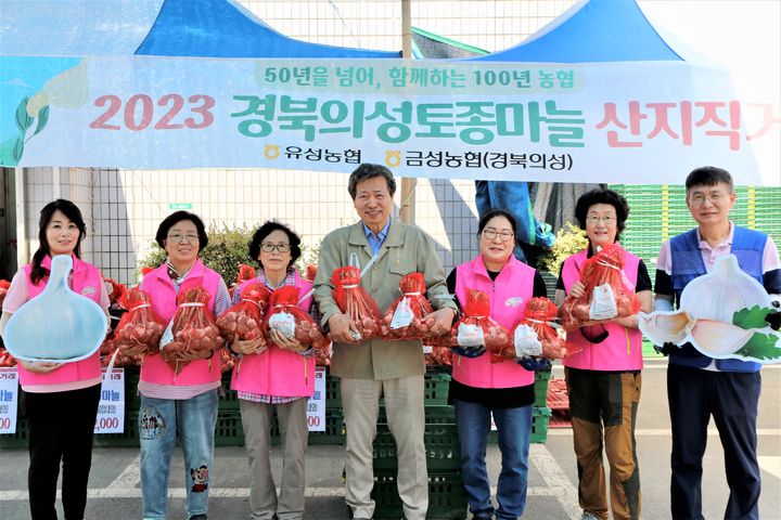 대전 유성농협은 하나로마트장대점 야외 주차장에서 경북 의성 금성농협과 도농상생을 위한 직거래 행사를 가졌다. 2023. 06. 23 대전농협 *재판매 및 DB 금지
