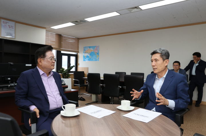 [포항=뉴시스] 강진구 기자 = 이강덕 경북 포항시장이 23일 오후 정부 서울청사에서 우동기 국가균형발전위원장과 만나 국가균형발전을 위한 지역 현안을 건의했다.(사진=포항시 제공) 2023.06.23.photo@newsis.com *재판매 및 DB 금지