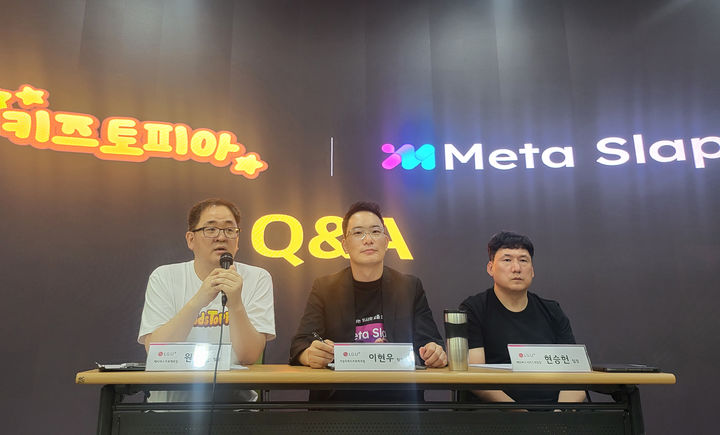 [서울=뉴시스] LG유플러스 관계자들이 지난 23일 광화문 소재 세미나실에서 개최한 메타버스 시연회에서 질의응답을 진행하고 있는 모습. 왼쪽부터 원선관 메타버스프로젝트팀장, 이현우 가상오피스프로젝트팀장, 현승헌 메타버스서비스개발팀장 (사진=LG유플러스 제공) *재판매 및 DB 금지