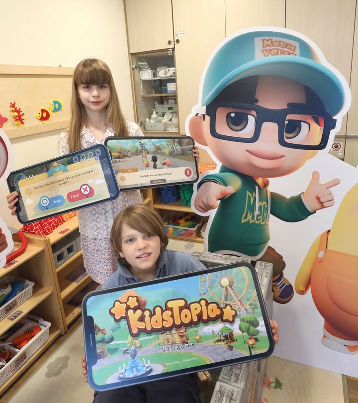 [서울=뉴시스] LG유플러스는 지난 3월 국내에 출시한 키즈토피아에 생성형 AI를 적용한 영문 버전 앱을 지난 19일 미국과 캐나다, 말레이시아 앱마켓에 출시했다고 25일 밝혔다. 사진은 LG유플러스 모델이 생성형AI 기술을 탑재한 키즈토피아 영문 버전을 소개하고 있는 모습. (사진=LG유플러스 제공) *재판매 및 DB 금지