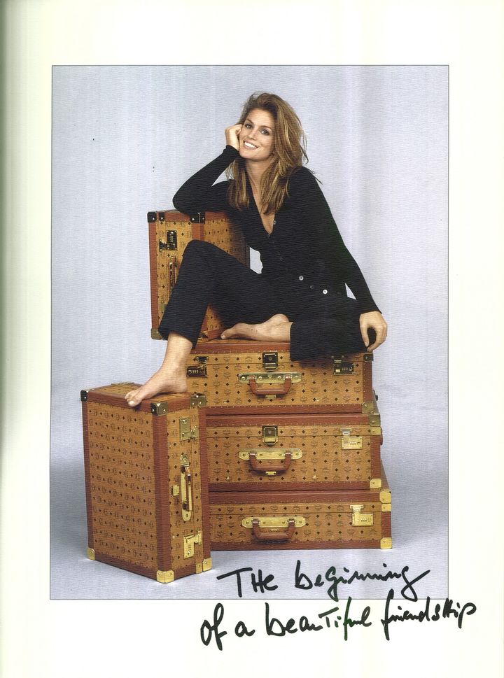 1990년대 MCM 광고 화보. 당대 탑 모델인 신디 크로포드가 MCM 하드 러기지 위에 앉아 포즈를 취하고 있다. MCM 여행가방은 당시 신디 크로포드는 실제로 여행 시 애용한 제품으로도 유명하다. (사진=MCM 제공)