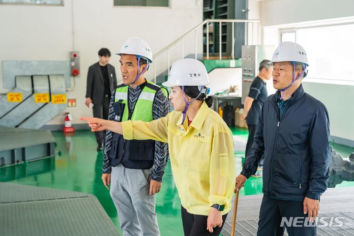 [서울=뉴시스]서울 강동구가 본격적인 여름 장마철을 앞두고 반지하 주택 침수 예방을 위해 침수방지시설을 설치 중이라고 23일 밝혔다. (사진=강동구 제공). 2023.06.23. photo@newsis.com