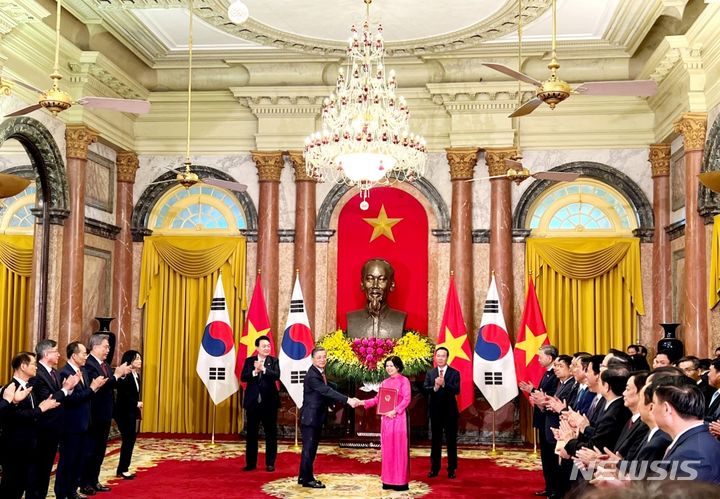 [서울=뉴시스] 이한준 LH사장과 응우엔 흐엉 장(Nguyen Huong Giang) 박닌성장이 협약 기념촬영을 하고 있다.(사진=한국토지주택공사 제공)