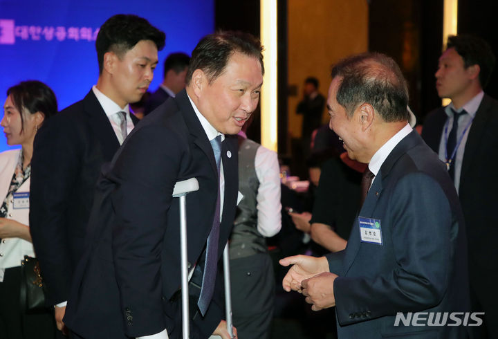 [하노이=뉴시스] 홍효식 기자 = 최태원 SK그룹 회장 겸 대한상공회의소 회장과 김병준 전국경제인연합회 회장 직무대행이 22일(현지시간) 하노이 한 호텔에서 열린 동행 경제인 만찬 간담회에 앞서 대화하고 있다. 2023.06.23. yesphoto@newsis.com