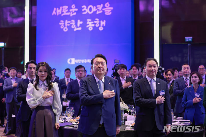 [하노이=뉴시스] 홍효식 기자 = 윤석열 대통령과 부인 김건희 여사가 22일(현지시간) 하노이 한 호텔에서 열린 동행 경제인 만찬 간담회에서 국기에 대한 경례를 하고 있다. (공동취재) 2023.06.23. yesphoto@newsis.com
