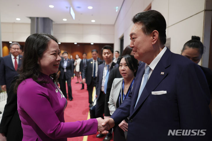 [하노이=뉴시스] 전신 기자 = 윤석열 대통령이 22일 하노이 국가컨벤션센터에서 열린 한-베트남 문화교류의 밤 행사에 앞서 보 티 안 쑤언 베트남 국가부주석과 인사하고 있다. (공동취재) 2023.06.23. photo1006@newsis.com