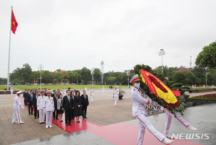 [하노이=뉴시스] 홍효식 기자 = 윤석열 대통령과 부인 김건희 여사가 23일(현지시간) 하노이 호찌민 묘소를 찾아 헌화하고 있다. 2023.06.23. yesphoto@newsis.com