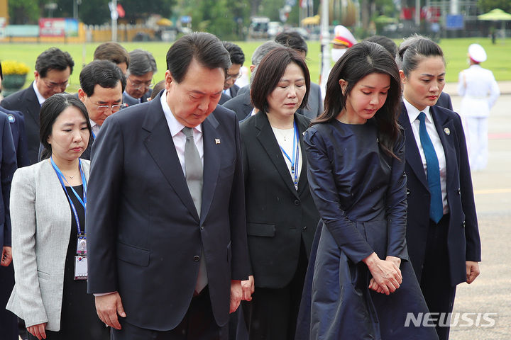 [하노이=뉴시스] 홍효식 기자 = 윤석열 대통령과 부인 김건희 여사가 23일(현지시간) 하노이 호찌민 묘소를 찾아 헌화한 뒤 묵념하고 있다. 2023.06.23. yesphoto@newsis.com