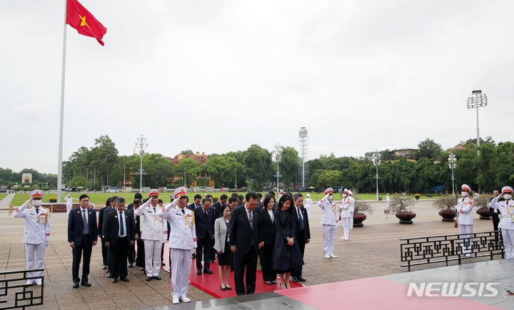 [하노이=뉴시스] 홍효식 기자 = 윤석열 대통령과 부인 김건희 여사가 23일(현지시간) 하노이 호찌민 묘소를 찾아 헌화한 뒤 묵념하고 있다. 2023.06.23. yesphoto@newsis.com