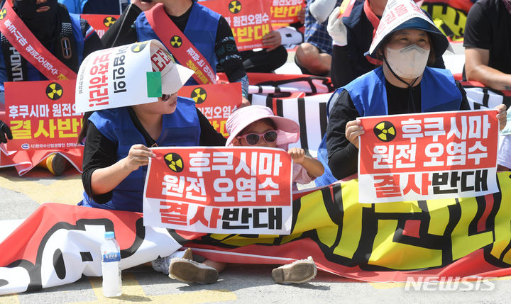 [완도=뉴시스] 변재훈 기자 = 한국수산업경영인연합회 등 어업인들이 23일 오전 전남 완도군 완도읍 완도항 1부두에서 '후쿠시마 원전 오염수 방류 결사 반대 집회'를 벌이고 있다. 2023.06.23. wisdom21@newsis.com