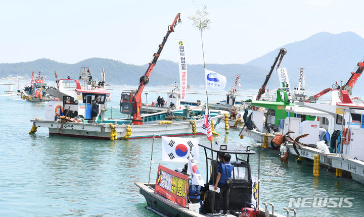 [완도=뉴시스] 변재훈 기자 = 23일 오전 전남 완도군 완도읍 완도항 1부두에서 '후쿠시마 원전 오염수 방류 결사 반대' 현수막을 건 어선들이 바다로 나아가고 있다. 2023.06.23. wisdom21@newsis.com