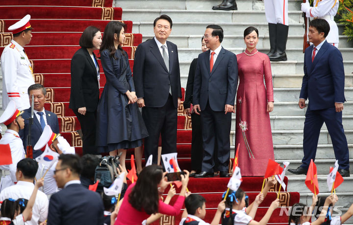 [하노이=뉴시스] 전신 기자 = 베트남을 국빈 방문한 윤석열 대통령과 부인 김건희 여사가 23일(현지시간) 하노이 베트남 주석궁 대정원에서 열린 공식환영식에서 보 반 트엉 베트남 국가주석 부부와 주석궁 입장에 앞서 둘러보며 대화하고 있다. 2023.06.23. photo1006@newsis.com