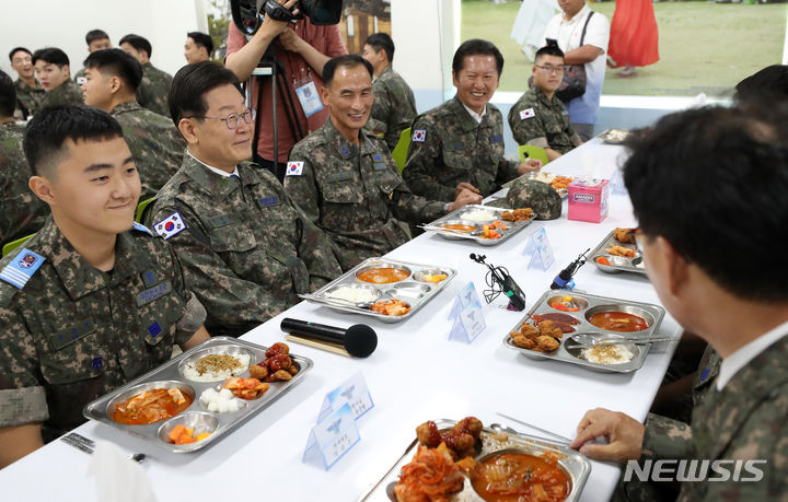 [강릉=뉴시스] 이영환 기자 = 이재명 더불어민주당 대표가 23일 오후 강원 강릉시 공군 제18전투비행단을 방문해 오홍균 단장 및 장병들과 식사를 하고 있다. 2023.06.23. 20hwan@newsis.com