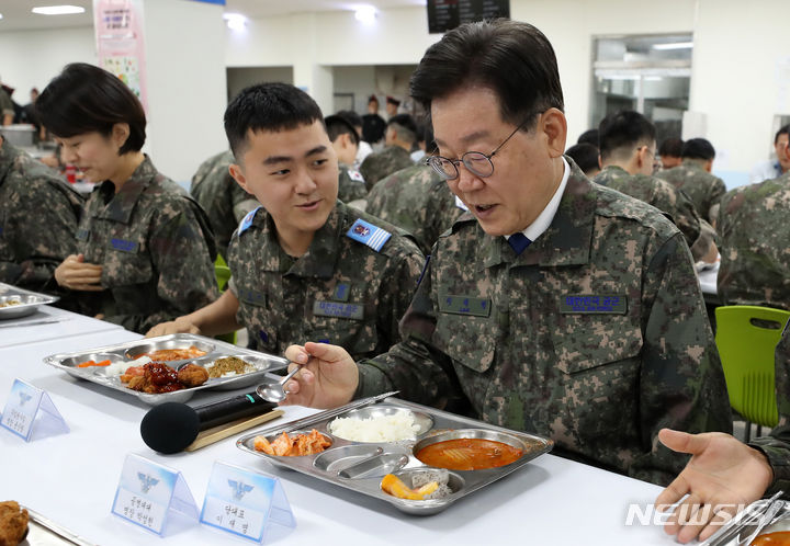 [강릉=뉴시스] 이영환 기자 = 이재명 더불어민주당 대표가 23일 오후 강원 강릉시 공군 제18전투비행단을 방문해 오홍균 단장 및 장병들과 식사를 하고 있다. 2023.06.23. 20hwan@newsis.com