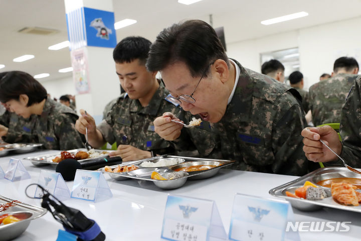 [강릉=뉴시스] 이영환 기자 = 이재명 더불어민주당 대표가 23일 오후 강원 강릉시 공군 제18전투비행단을 방문해 오홍균 단장 및 장병들과 식사를 하고 있다. 2023.06.23. 20hwan@newsis.com