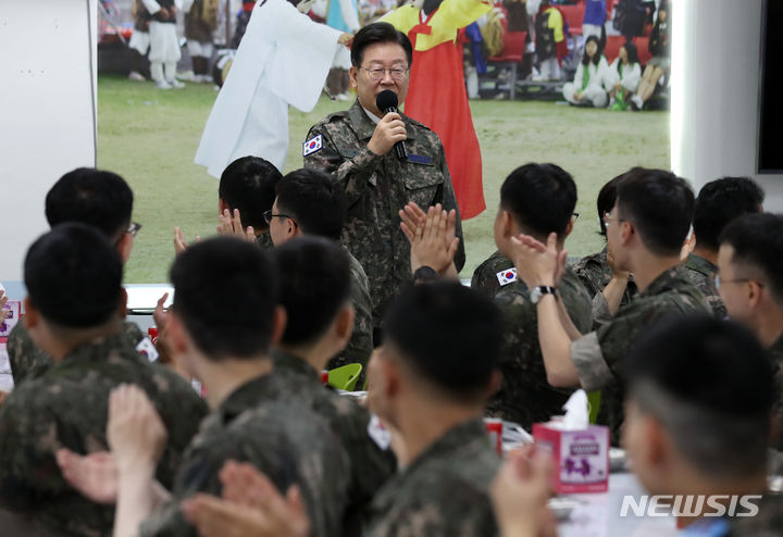 [강릉=뉴시스] 이영환 기자 = 이재명 더불어민주당 대표가 23일 오후 강원 강릉시 공군 제18전투비행단을 방문해 장병들과 식사 전 인사말을 하고 있다. 2023.06.23. 20hwan@newsis.com