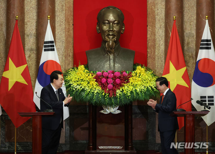 [하노이=뉴시스] 전신 기자 = 베트남을 국빈 방문한 윤석열 대통령이 23일(현지시간) 하노이 베트남 주석궁에서 보 반 트엉 베트남 국가주석과 공동언론발표를 마친 뒤 박수치고 있다. 2023.06.23. photo1006@newsis.com