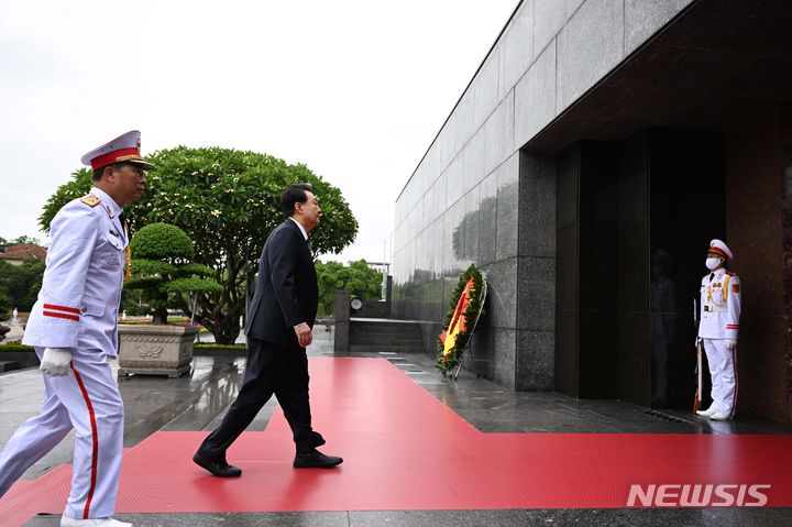 [하노이=뉴시스] 홍효식 기자 = 윤석열 대통령이 23일(현지시간) 하노이 호찌민 묘소를 찾아 헌화한 뒤 이동하고 있다. (공동취재) 2023.06.23. yesphoto@newsis.com