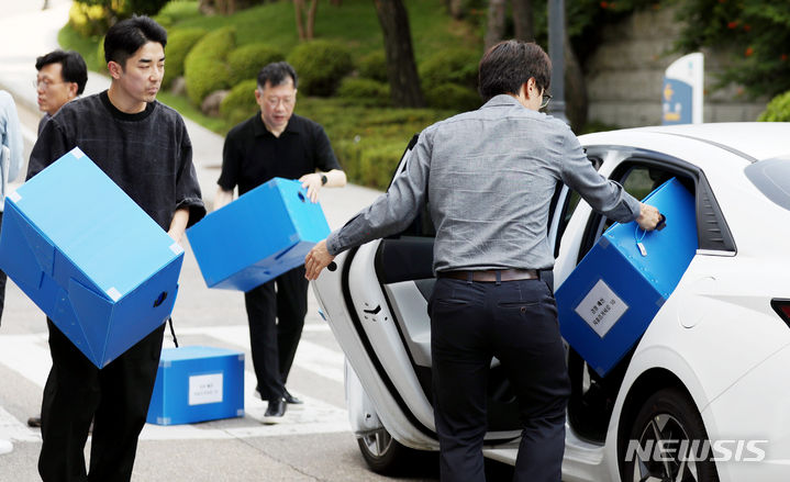 [서울=뉴시스] 김진아 기자 = 세금도둑잡아라 등 시민사회단체 관계자들이 23일 오후 서울 서초구 대검찰청에서 2017년 1월부터 2019년 9월까지 집행된 부분에 대한 대검찰청과 서울중앙지방검찰청의 특수활동비, 특정업무경비, 업무추진비 공개 대상 자료를 수령하고 있다. 2023.06.23. bluesoda@newsis.com