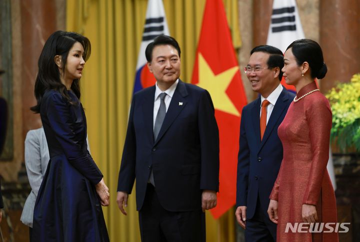 [하노이=뉴시스] 전신 기자 = 베트남을 국빈 방문한 윤석열 대통령과 부인 김건희 여사가 23일(현지시간) 하노이 베트남 주석궁에서 보 반 트엉 베트남 국가주석 부부와 대화하고 있다. (공동취재) 2023.06.23. photo1006@newsis.com