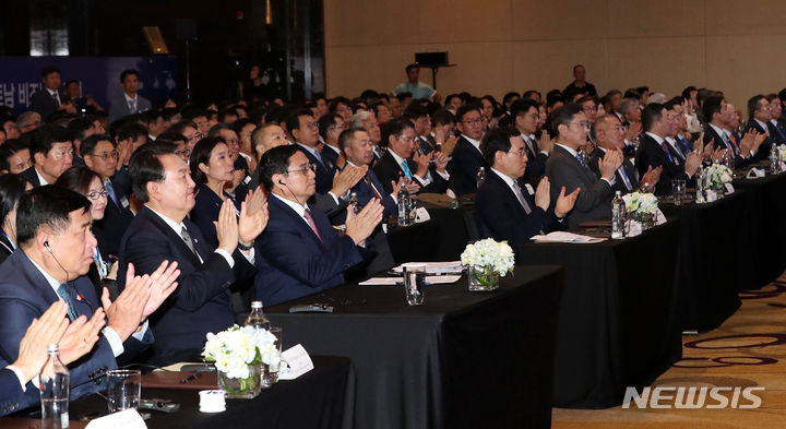 [하노이=뉴시스] 홍효식 기자 = 윤석열 대통령과 팜 민 찐 베트남 총리가 23일(현지시간) 하노이 한 호텔에서 열린 한-베트남 비즈니스 포럼에서 최태원 대한상의 회장의 환영사에 박수치고 있다. 2023.06.23. yesphoto@newsis.com