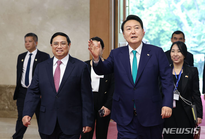 [하노이=뉴시스] 홍효식 기자 = 베트남을 국빈 방문 중인 윤석열 대통령이 23일(현지시간) 하노이 총리실에서 팜 민 찐 베트남 총리와 면담을 위해 입장하고 있다. 2023.06.23. yesphoto@newsis.com