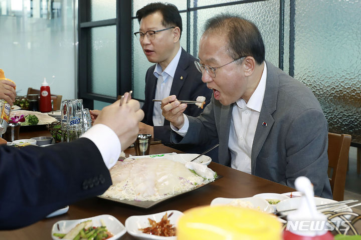 [서울=뉴시스] 최동준 기자 = 윤재옥 국민의힘 원내대표가 23일 서울 가락동 수산시장을 방문해 동료 의원들과 식사하고 있다. 2023.06.23. photocdj@newsis.com