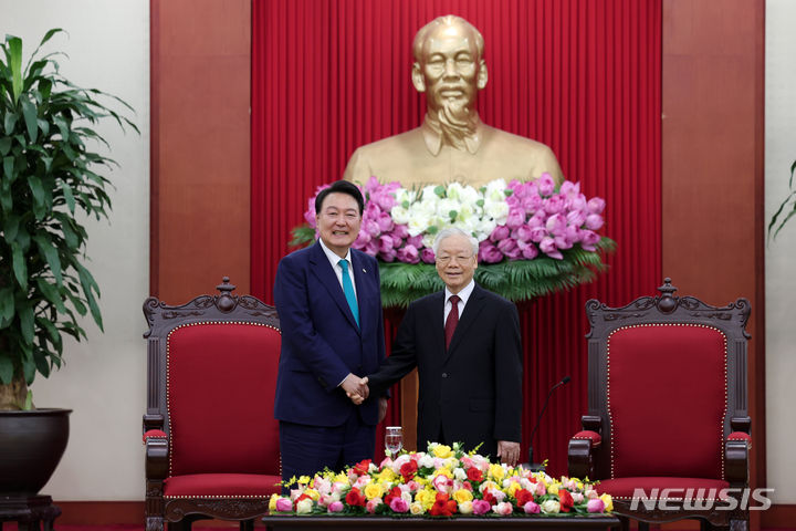 [하노이=뉴시스] 전신 기자 = 베트남을 국빈 방문 중인 윤석열 대통령이 23일(현지시간) 하노이 공산당 중앙당사에서 베트남 권력 서열 1위인 응우옌 푸 쫑 공산당 서기장과 면담에 앞서 악수하고 있다. (공동취재) 2023.06.23. photo1006@newsis.com