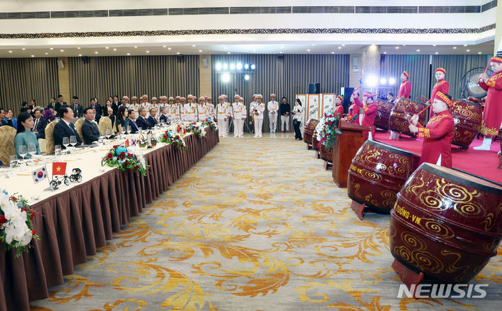 [하노이=뉴시스] 홍효식 기자 = 베트남을 국빈 방문 중인 윤석열 대통령과 김건희 여사, 보 반 트엉 베트남 국가주석 부부가 23일(현지시간) 하노이 국제컨벤션센터에서 열린 국빈 만찬에서 공연을 관람하고 있다. 2023.06.24. yesphoto@newiss.com