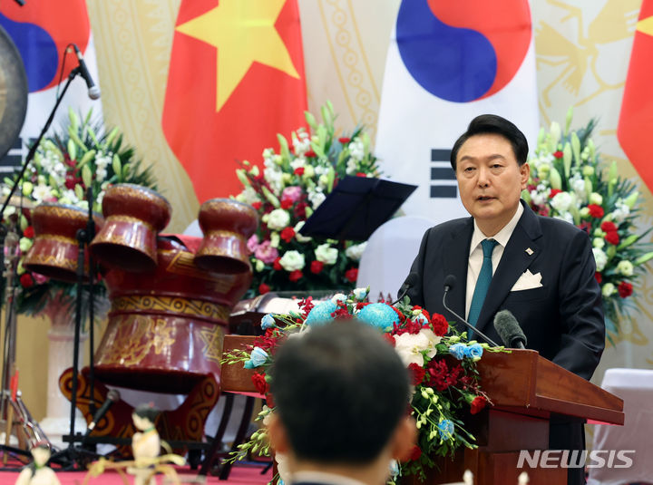 [하노이=뉴시스] 홍효식 기자 = 베트남을 국빈 방문 중인 윤석열 대통령이 23일(현지시간) 하노이 국제컨벤션센터에서 열린 국빈 만찬에서 보 반 트엉 국가주석의 만찬사에 답사하고 있다. 2023.06.24. yesphoto@newiss.com