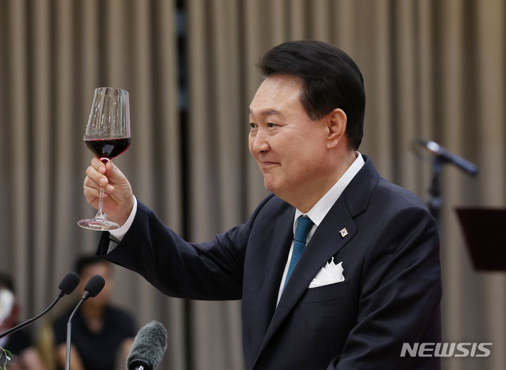 [하노이=뉴시스] 홍효식 기자 = 베트남을 국빈 방문 중인 윤석열 대통령이 23일(현지시간) 하노이 국제컨벤션센터에서 열린 국빈 만찬에서 건배제의를 하고 있다. 2023.06.24. yesphoto@newiss.com