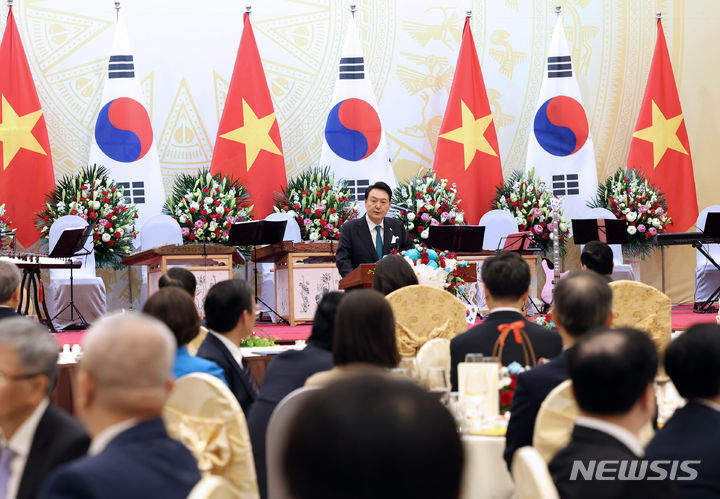 [하노이=뉴시스] 홍효식 기자 = 베트남을 국빈 방문 중인 윤석열 대통령이 23일(현지시간) 하노이 국제컨벤션센터에서 열린 국빈 만찬에서 보 반 트엉 국가주석의 만찬사에 답사하고 있다. 2023.06.24. yesphoto@newiss.com