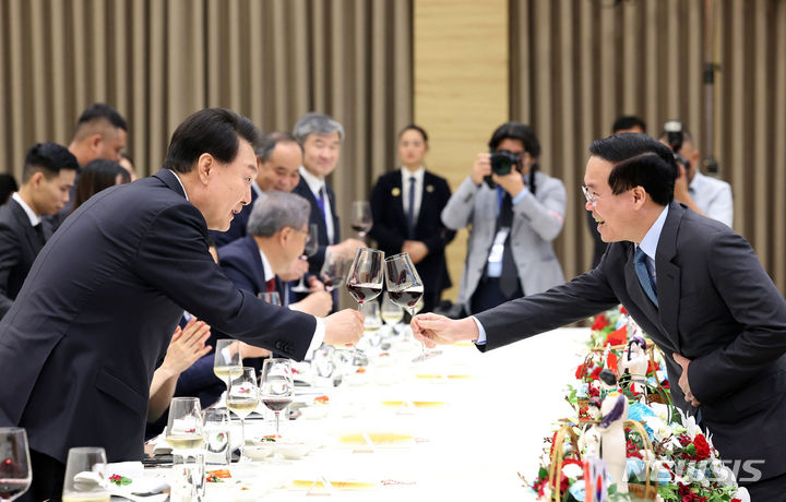 [하노이=뉴시스] 홍효식 기자 = 베트남을 국빈 방문 중인 윤석열 대통령과 보 반 트엉 베트남 국가주석이 23일(현지시간) 하노이 국제컨벤션센터에서 열린 국빈 만찬에서 건배하고 있다. 2023.06.24. yesphoto@newiss.com