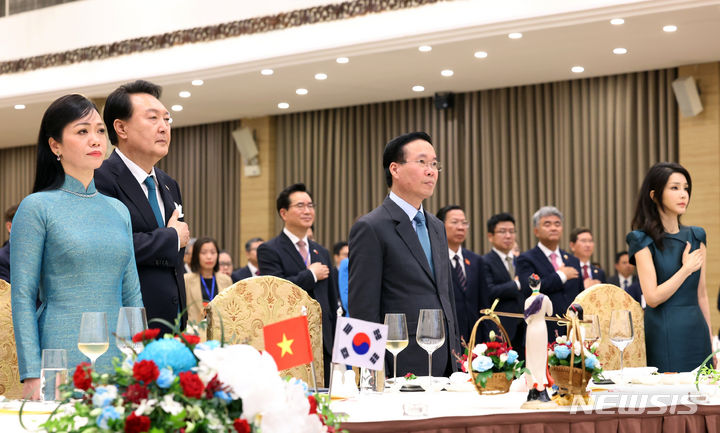 [하노이=뉴시스] 홍효식 기자 = 베트남을 국빈 방문 중인 윤석열 대통령과 김건희 여사가 23일(현지시간) 하노이 국제컨벤션센터에서 열린 국빈 만찬에서 보 반 트엉 국가주석 내외와 양국 국가 연주를 듣고 있다. 2023.06.24. yesphoto@newiss.com