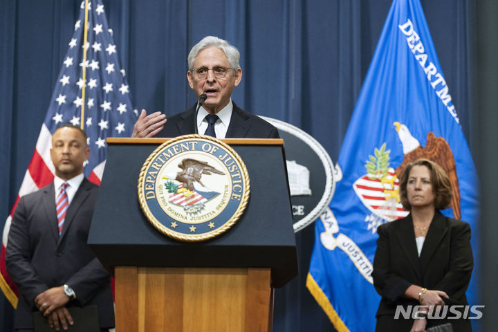 [워싱턴=AP/뉴시스] 미국 주도로 합성 마약 문제에 공동 대응하는 협의체가 출범한다고 미 국무부가 6일(현지시간) 밝혔다. 미국에서는 이른바 '좀비마약'으로 불리는 펜타닐 관련 사고가 끊이지 않고 있다. 사진은 지난달 23일 메릭 갈런드 미국 법무장관이 브론 피스(왼쪽) 검사, 리사 오 법무차관과 펜타닐 관련 기자회견을 진행하는 모습. 2023.07.07.   