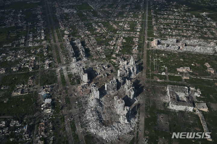 [바흐무트=AP/뉴시스] BBC는 17일(현지시각) 자체 조사 결과 우크라이나 전쟁에서 희생된 러시아군 전사자가 현재까지 최소 5만 명으로 확인됐다고 보도했다. 특히 지난해 봄 바흐무트 전투와 그해 가을 아우디이우카 전투에서 많이 사망한 것으로 분석했다. 사진은 지난해 6월 폐허가 된 우크라이나 도네츠크주 바흐무트 모습. 2024.04.17.