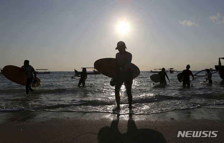 [쿠타 비치( 인도네시아)=AP/뉴시스] 19일(현지시각) 발리 주의회가 본회의를 열어 발리 관광세 인상에 대해 논의했다. 사진은 인도네시아 발리섬의 쿠타 비치. 2024.06.24. 