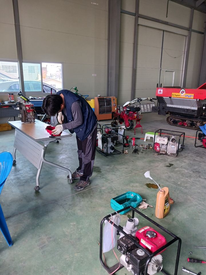 [포항=뉴시스] 강진구 기자 = 경북 포항시 농업기술센터는 23일 오후 농기계임대사업소에서 여름철 자연재해에 대비해 일선 읍면동에서 보관 중인 양수기를 사전 점검하고 있다.(사진=포항시 제공) 2023.06.24.photo@newsis.com *재판매 및 DB 금지