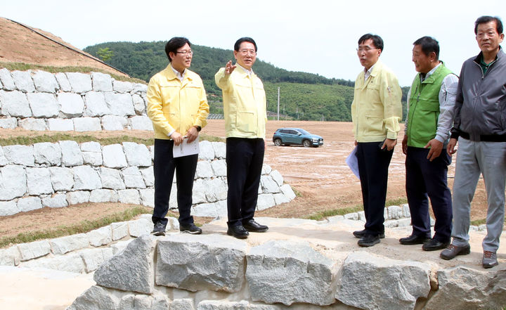 [보성=뉴시스] 김영록 전남도지사가 장마를 앞둔 24일 보성군 회천면 산사태 취약지를 점검하고 있다. (사진 =전남도 제공) 2023.06.24. photo@newsis.com *재판매 및 DB 금지